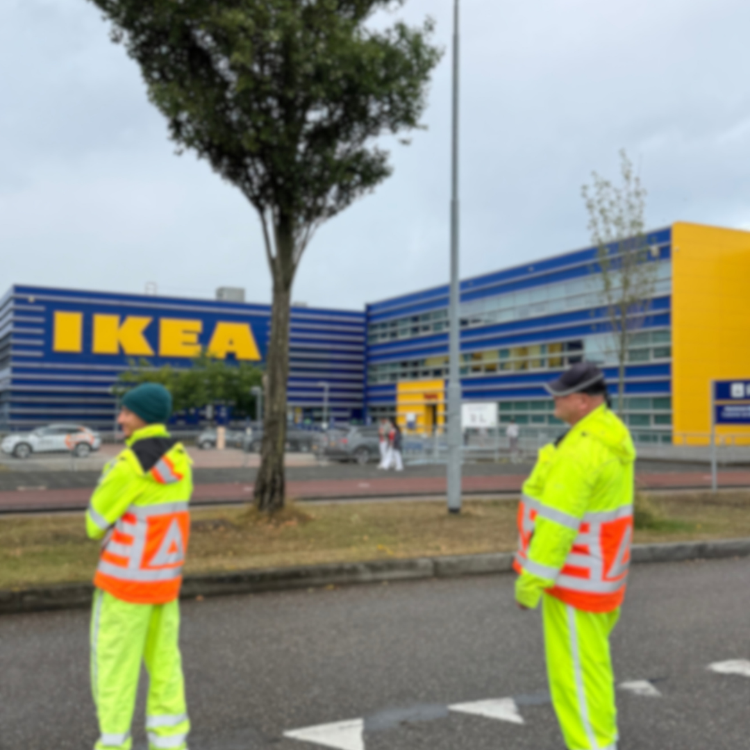 Verkeersregelaars zorgen voor een veilige verkeerssituatie bij IKEA Haarlem